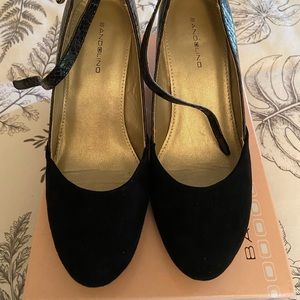 Bandolino wedges with a strap